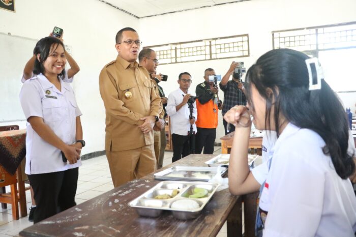 Gubernur Laka Lena Tinjau MBG di SMAN 7 Kupang: Anak-anak Antusias, Program Nasional Mulai Dijalankan