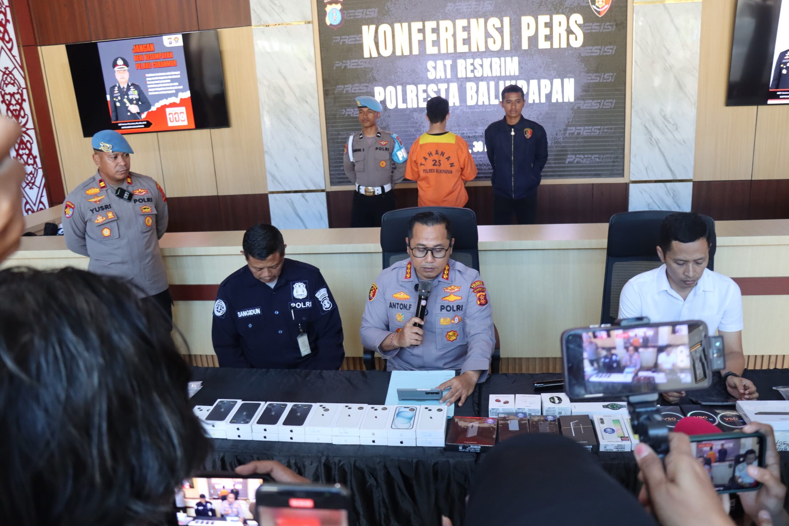 Kapolresta Pimpin Gelar Pengungkapan 31 Unit Hp ipone di Kota Balikpapan