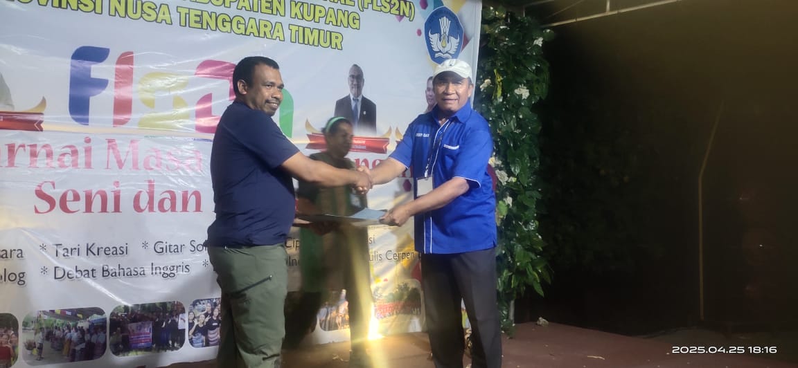 Tampak Ketua MKKS SMA Kab. Kupang, Sepy Manafe memberi piala kelapa Juara Umum.