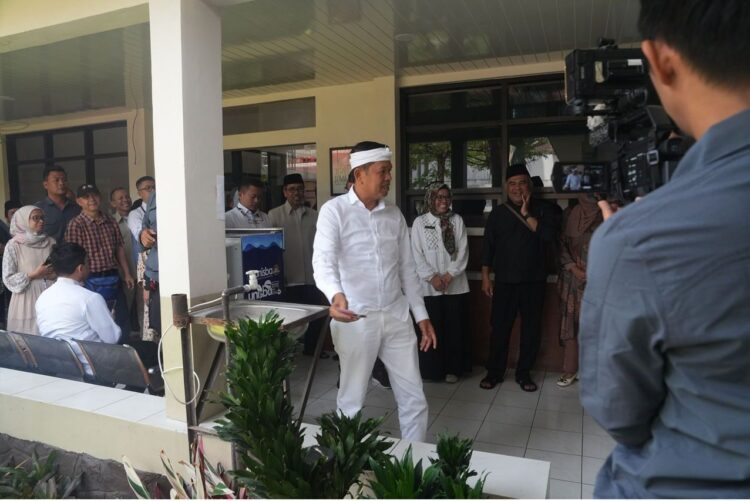 aGubernur Jabar Tinjau SMAN 1 Bandung, Tegaskan Sengketa Lahan Tak Miliki Legal Standing Gubernur Jabar Tinjau SMAN 1 Bandung, Tegaskan Sengketa Lahan Tak Miliki Legal Standing