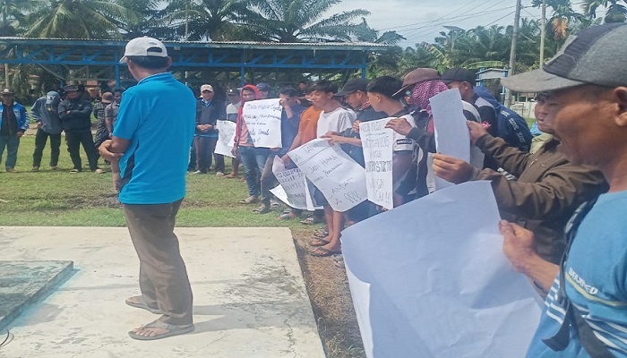 Desakan Pencopotan oknum Camat Airsugihan: Gelombang Protes, Dukungan Menggema, Bupati Di bawah Tekanan Desakan Pencopotan oknum Camat Airsugihan: Gelombang Protes, Dukungan Menggema, Bupati Di bawah Tekanan