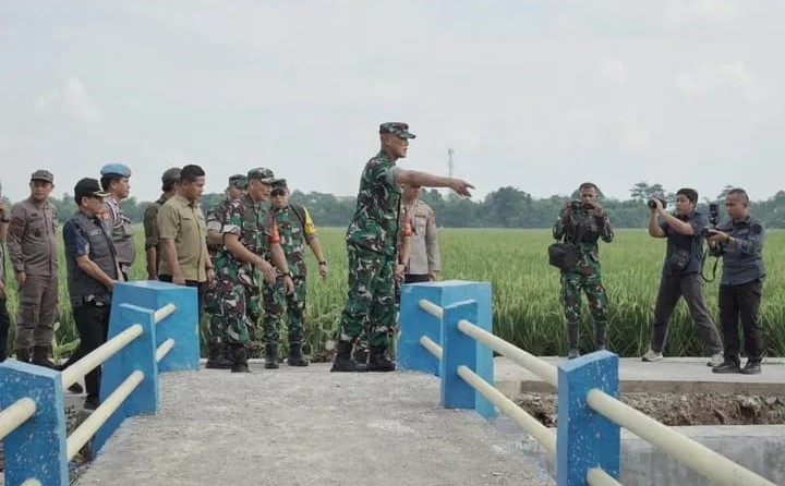 Kunjungan Tim Wasev TMMD Kodim 0604/Karawang ke-124 Tahun Anggaran 2025 di Desa Mekarasih Banyusari Kunjungan Tim Wasev TMMD Kodim 0604/Karawang ke-124 Tahun Anggaran 2025 di Desa Mekarasih Banyusari