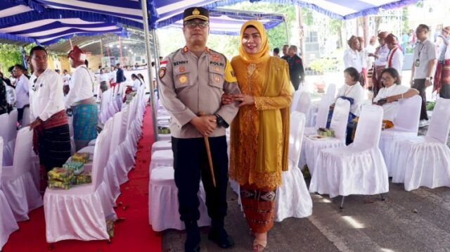 Hadir di Peringatan Hardiknas 2025, Kapolres Belu bersama Ketua Bhayangkari Saksikan Tarian Kolosal Persembahan dari 2000 Pelajar di Tapal Batas