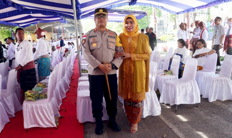 Hadir di Peringatan Hardiknas 2025, Kapolres Belu bersama Ketua Bhayangkari Saksikan Tarian Kolosal Persembahan dari 2000 Pelajar di Tapal Batas