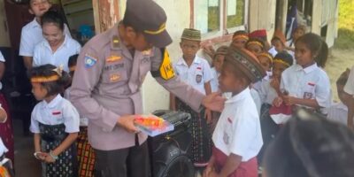 Polisi Menyapa Pelosok di Hardiknas, Buku Jadi Jembatan Harapan Polisi Menyapa Pelosok di Hardiknas, Buku Jadi Jembatan Harapan