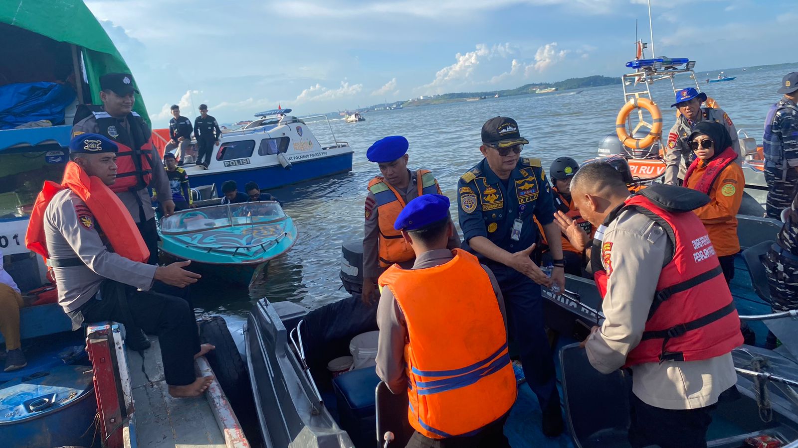 Tim Sar Gabungan Evakuasi Korban Kapal Tengelam di Teluk Balikpapan