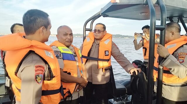 Tim Sar Gabungan Evakuasi Korban Kapal Tengelam di Teluk Balikpapan
