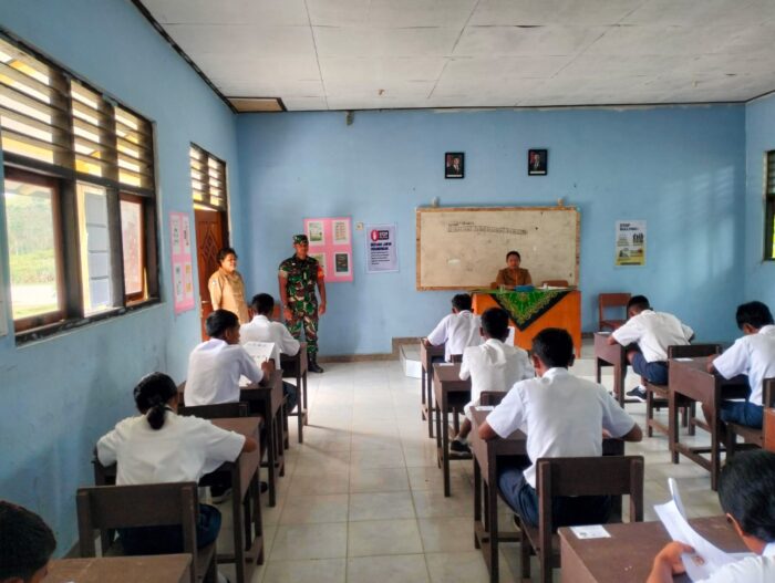 Babinsa Koramil 01/Lewa Laksanakan Monitoring Ujian di SMP Negeri 2 Nggoa Babinsa Koramil 01/Lewa Laksanakan Monitoring Ujian di SMP Negeri 2 Nggoa