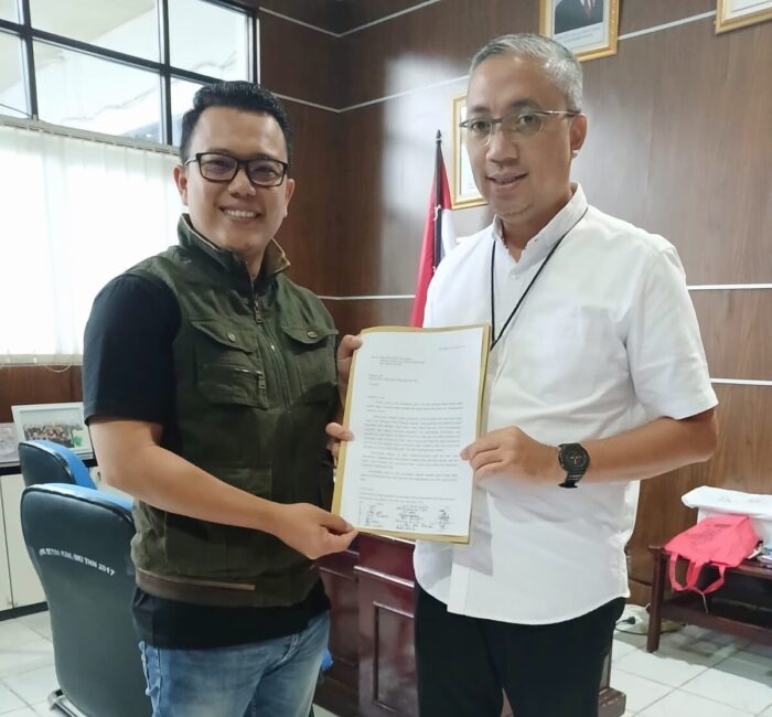 Puluhan Awak Media Desak Bupati Segera Keluarkan Adi Yanto dari Diskominfo OKI Puluhan Awak Media Desak Bupati Segera Keluarkan Adi Yanto dari Diskominfo OKI