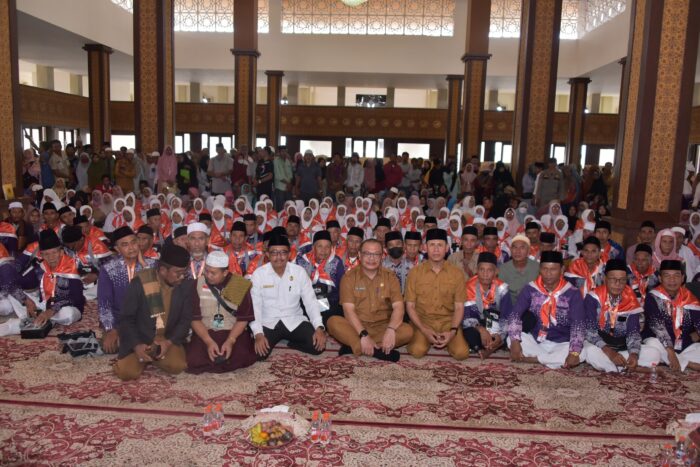 Wakil Bupati dr H. Irfan Lepas Jama’ah Calon Haji Kabupaten Bima Wakil Bupati dr H. Irfan Lepas Jama’ah Calon Haji Kabupaten Bima