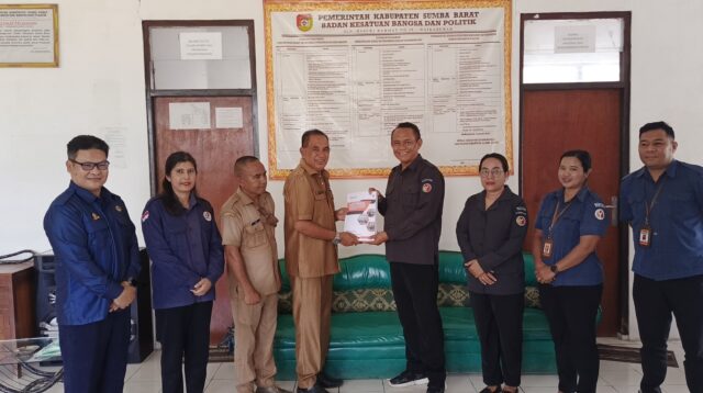 Bawaslu Serahkan Piagam Penghargaan dan Laporan Penggunaan Dana Hibah Kepada Kesbangpol