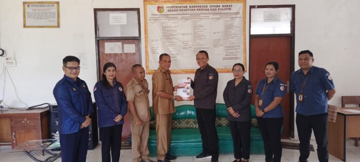 Bawaslu Serahkan Piagam Penghargaan dan Laporan Penggunaan Dana Hibah Kepada Kesbangpol