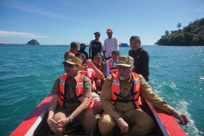 Gubernur Sumbar Mahyeldi Ansharullah Bersama Bupati Pessel Tinjau Budidaya Lobster dan Ikan Kerapu di Pantai Sungin Batang Kapas