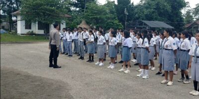 Kapolsek Katikutana Beri Himbauan Kepada Siwa-Siswi Saat Pengumuman Kelulusan di Depan Polsek Katikutana