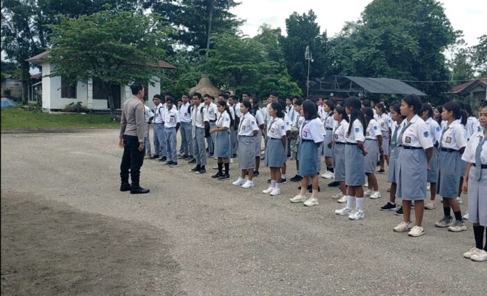 Kapolsek Katikutana Beri Himbauan Kepada Siwa-Siswi Saat Pengumuman Kelulusan di Depan Polsek Katikutana