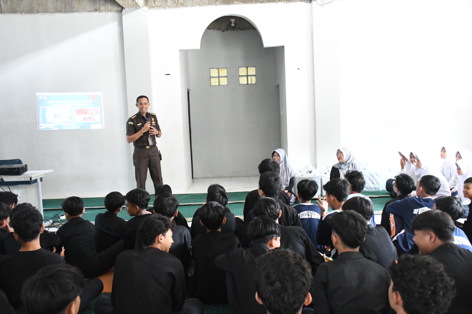 Kejati Jabar Gelar Penyuluhan Hukum "Jaksa Masuk Sekolah" di SMPN 59 Bandung