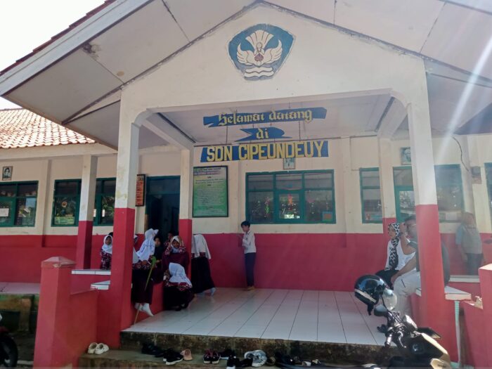 Puluhan Wali Murid di SDN Cipendey Keluhkan Dana PIP yang Diduga Tidak Sepenuhnya Diterima Puluhan Wali Murid di SDN Cipendey Keluhkan Dana PIP yang Diduga Tidak Sepenuhnya Diterima