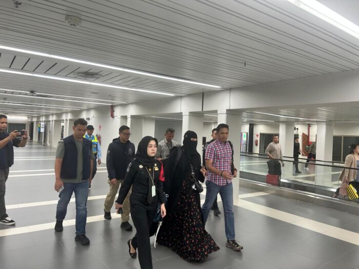 Ditreskrimum Polda Kepri Berhasil Menangkap Buronan Internasional Ditreskrimum Polda Kepri Berhasil Menangkap Buronan Internasional
