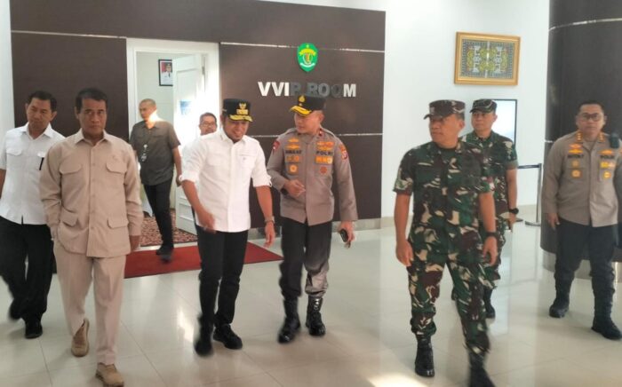 Kapolresta Hantarkan Mentri pertanian RI Kembali ke Ujung Pandang Kapolresta Hantarkan Mentri pertanian RI Kembali ke Ujung Pandang