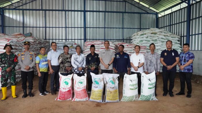Bupati OKI Serahkan Bantuan Pupuk dan Obat untuk Petani Sawit KUD Tani Mandiri Bupati OKI Serahkan Bantuan Pupuk dan Obat untuk Petani Sawit KUD Tani Mandiri