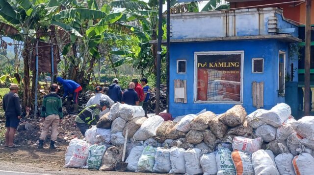 Pemdes Kadipaten Mengisi Long Weekend Dengan Membersihkan Sampah yang Sudah Menggunung di Wilayah Patrol