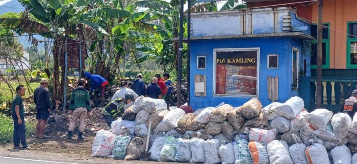 Pemdes Kadipaten Mengisi Long Weekend Dengan Membersihkan Sampah yang Sudah Menggunung di Wilayah Patrol