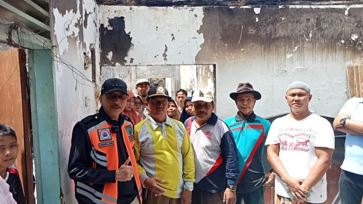 Bupati Hendrajoni Serahkan Rp15 Juta Untuk Korban Kebakaran Dilengayang
