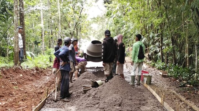 Pemdes Cipeundeuy Alokasikan Dana Desa Tahap 1, Cor Beton di Dusun Cinangsi