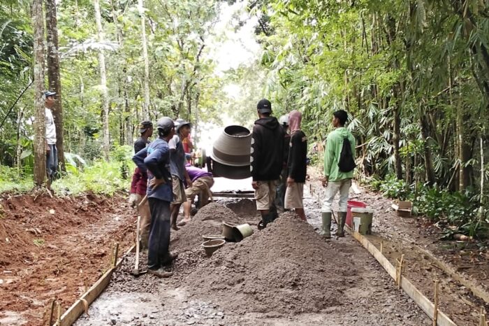 Pemdes Cipeundeuy Alokasikan Dana Desa Tahap 1, Cor Beton di Dusun Cinangsi