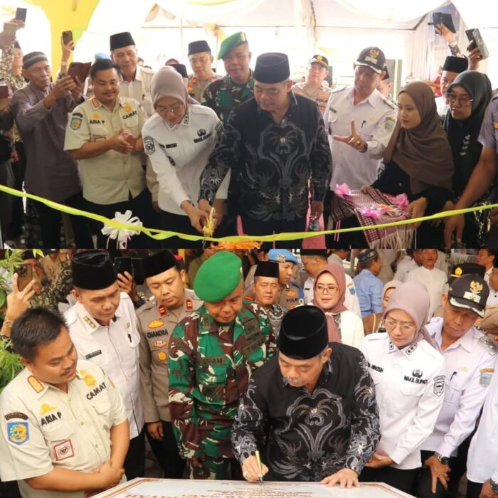 Bupati Lahat Bursah Zarnubi didampingi Widia Ningsih Resmikan Masjid Raudhatul Ubudiyyah Desa Banjar Sari