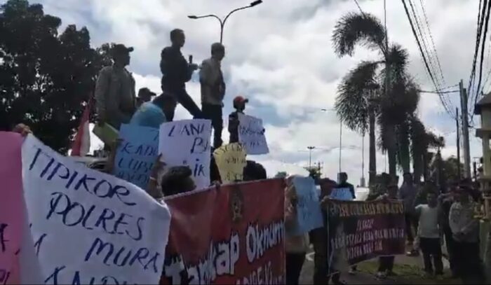 Puluhan Massa Demo Polres Musi Rawas, Tuntut Usut Dugaan Suap Oknum LSM dan Kades Ngadirejo Puluhan Massa Demo Polres Musi Rawas, Tuntut Usut Dugaan Suap Oknum LSM dan Kades Ngadirejo