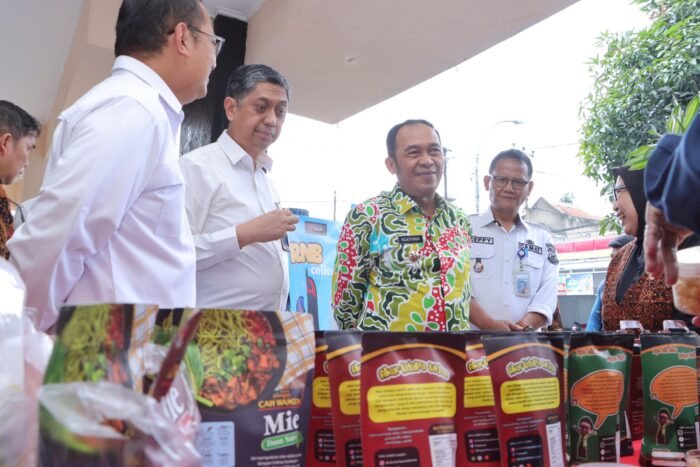 Menteri Koperasi dan UKM Tinjau Pembentukan Koperasi Merah Putih di Cimahi