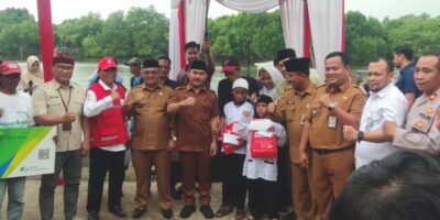 100 Hari Kerja Bupati Ade Kunang: Serahkan Bantuan Jamsostek dan Sarpras untuk Nelayan di Tarumajaya