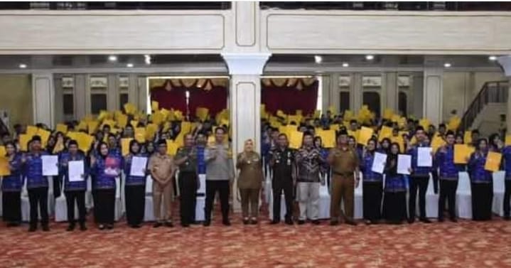 Bupati Musi Rawas Serahkan SK Pengangkatan CPNS dari Lulusan PTDI-STTD dan Formasi Umum Bupati Musi Rawas Serahkan SK Pengangkatan CPNS dari Lulusan PTDI-STTD dan Formasi Umum