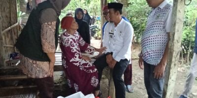 Nenek 102 Tahun di Pebayuran Terima Bantuan Setelah Rumahnya Roboh