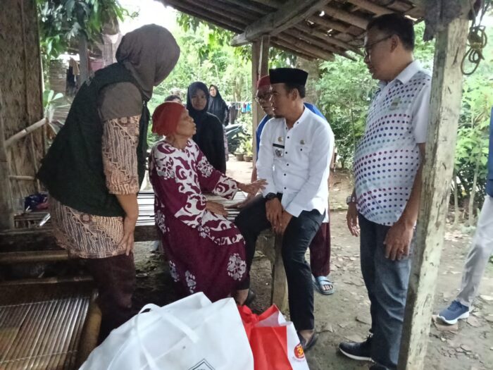 Nenek 102 Tahun di Pebayuran Terima Bantuan Setelah Rumahnya Roboh