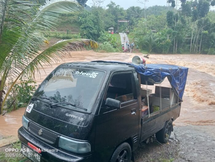Jembatan Terendam, Siswa SD di Neglasari Gagal Ikuti Ujian Akhir Sekolah