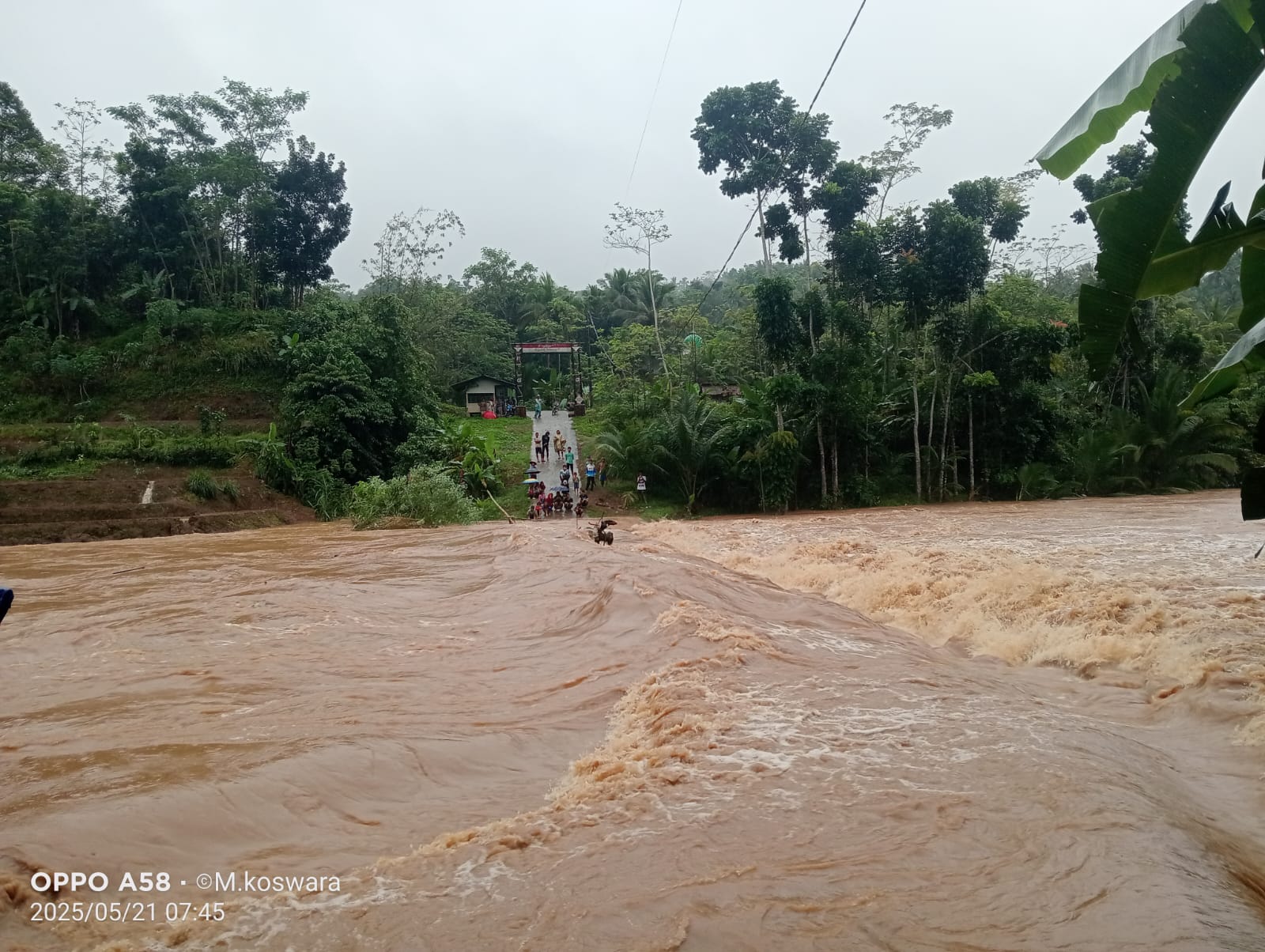 Jembatan Terendam, Siswa SD di Neglasari Gagal Ikuti Ujian Akhir Sekolah
