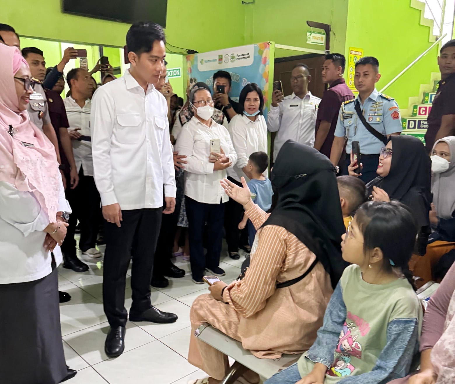 Wapres Gibran Tinjau Langsung Program Cek Kesehatan Gratis di Puskesmas Mekarmukti
