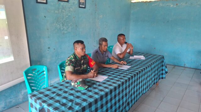 Babinsa Serma Yohanes Hadiri Rapat Penertiban Ternak di Desa Laipandak