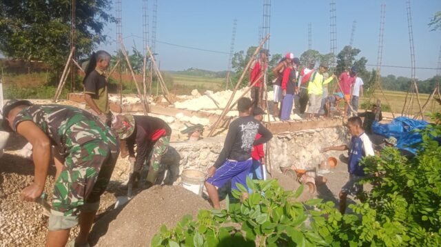 Babinsa Serka Jaedun Bantu Warga Bangun Pondasi Rumah di Desa Makatakeri