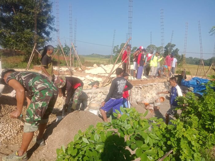 Babinsa Serka Jaedun Bantu Warga Bangun Pondasi Rumah di Desa Makatakeri