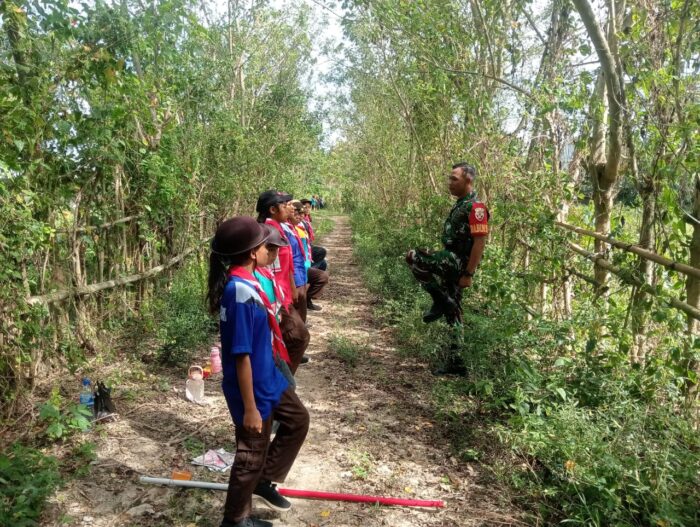 Babinsa Koramil 01/ Lewa Latih PBB Anggota Pramuka SMPN 2 Nggoa Babinsa Koramil 01/ Lewa Latih PBB Anggota Pramuka SMPN 2 Nggoa