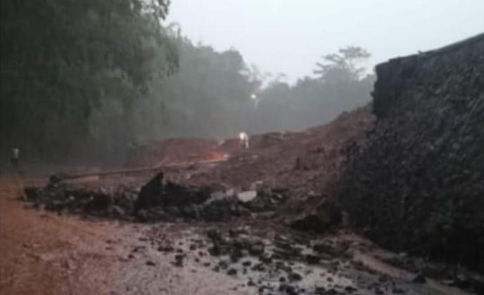 Benteng Penahan Lapangan Mini Soccer Ambruk, Diduga Akibat Pekerjaan Asal Jadi Benteng Penahan Lapangan Mini Soccer Ambruk, Diduga Akibat Pekerjaan Asal Jadi