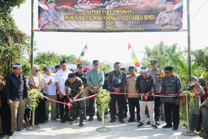 BSMSS 2025 di Desa Margaluyu Resmi Ditutup: Sinergi TNI dan Masyarakat Wujudkan Pembangunan PURWAKARTA – Program Bhakti Sosial Manunggal Satata Sariksa (BSMSS) tahun 2025 yang dilaksanakan di Desa Margaluyu, Kecamatan Kiarapedes, Kabupaten Purwakarta, resmi ditutup pada Jumat, 20 Juni 2025. Penutupan kegiatan ini digelar di Kantor Desa Margaluyu dan dipimpin oleh Plt Kepala Dinas Pemberdayaan Masyarakat dan Desa (DPMD) Kabupaten Purwakarta, Alit Sukandi, yang hadir mewakili Bupati Purwakarta, Saepul Bahri Binzein. Kegiatan BSMSS di Desa Margaluyu dilaksanakan sejak 28 Mei hingga 11 Juni 2025. Dalam program ini, telah berhasil dibangun ruas jalan penghubung antara Cibukamanah dan Kadubandeng sepanjang 480 meter dengan lebar 4 meter, sebagai bentuk nyata upaya percepatan pembangunan infrastruktur desa. Plt Kepala DPMD Kabupaten Purwakarta, Alit Sukandi, menyampaikan bahwa BSMSS memberi dampak positif terhadap peningkatan kesadaran masyarakat dalam menggali dan memanfaatkan potensi sumber daya yang dimiliki. “Kegiatan ini berdampak positif bagi proses penyadaran dan pemberdayaan masyarakat untuk membangun,” ujarnya. Alit menjelaskan bahwa program BSMSS merupakan bentuk bhakti dari Kodam III/Siliwangi sebagai bentuk dukungan kepada pemerintah daerah dalam upaya meningkatkan kesejahteraan masyarakat melalui pembangunan fisik dan nonfisik. Sinergi antara TNI dan masyarakat menjadi kunci keberhasilan program ini. Lebih lanjut, ia menambahkan bahwa kegiatan ini juga menjadi sarana mempererat nilai-nilai persatuan, solidaritas sosial, serta semangat gotong royong antarwarga. “Untuk itu, kami mengapresiasi dan berterima kasih kepada segenap lapisan masyarakat dan TNI yang telah sepenuhnya mendukung pelaksanaan program BSMSS tahun 2025,” lanjut Alit. Menurutnya, nilai kebersamaan dan kekompakan yang terbangun selama kegiatan ini perlu terus dipelihara. “Sikap saling pengertian, kerja sama, dan gotong royong di semua lapisan masyarakat perlu ditingkatkan, agar tujuan pembangunan menuju kesejahteraan masyarakat dapat benar-benar terwujud. Kabupaten Purwakarta harus menjadi lebih maju dan semakin istimewa,” tuturnya. Alit juga menegaskan bahwa BSMSS merupakan wujud nyata dari komitmen moral dan sosial warga Siliwangi (TNI) dalam mendukung pembangunan daerah. “Syukur Alhamdulillah, kegiatan BSMSS di Desa Margaluyu telah resmi ditutup. Kegiatan ini berjalan dengan baik dan lancar. Semoga hasilnya dapat dimanfaatkan sebaik-baiknya oleh masyarakat sekitar,” pungkasnya.