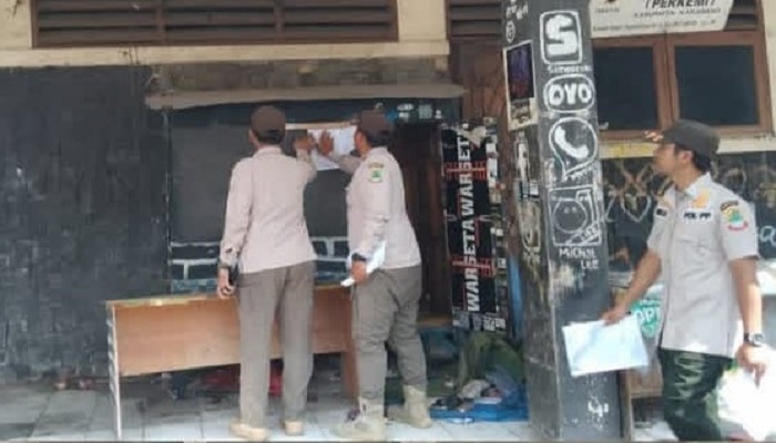 Eksekusi Pembongkaran Lapak Pedagang di Kawasan Stadion Singaperbangsa Ditunda, Satpol PP Beri Waktu Hingga Senin Eksekusi Pembongkaran Lapak Pedagang di Kawasan Stadion Singaperbangsa Ditunda, Satpol PP Beri Waktu Hingga Senin