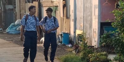 Siswa SMP Negeri 4 Kotabaru Karawang Berjalan Kaki Menuju Sekolah, Dukung Program Gubernur Jabar