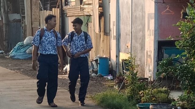 Siswa SMP Negeri 4 Kotabaru Karawang Berjalan Kaki Menuju Sekolah, Dukung Program Gubernur Jabar