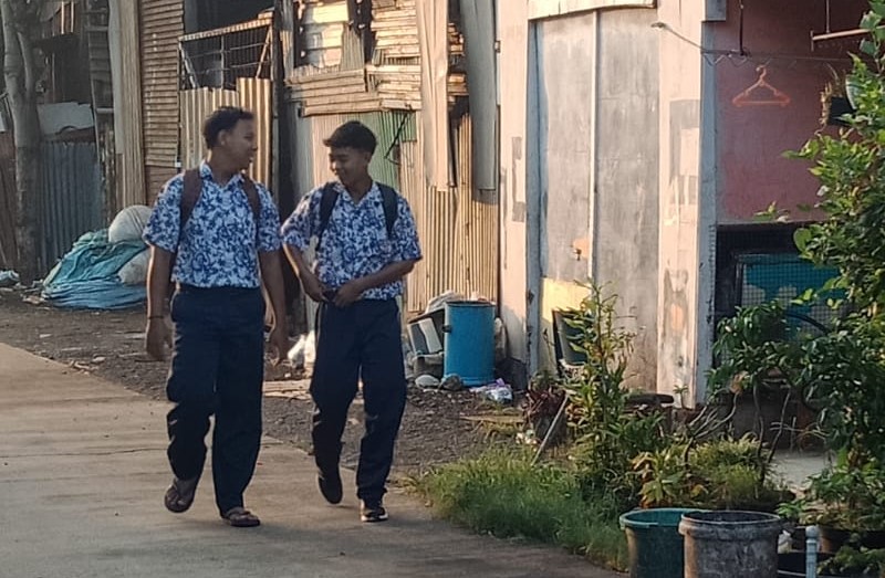 Siswa SMP Negeri 4 Kotabaru Karawang Berjalan Kaki Menuju Sekolah, Dukung Program Gubernur Jabar