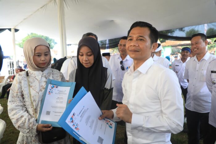 Pelayanan Publik Keliling Warnai Desa Cisalada, Bupati Om Zein Hadir Langsung Dampingi Warga